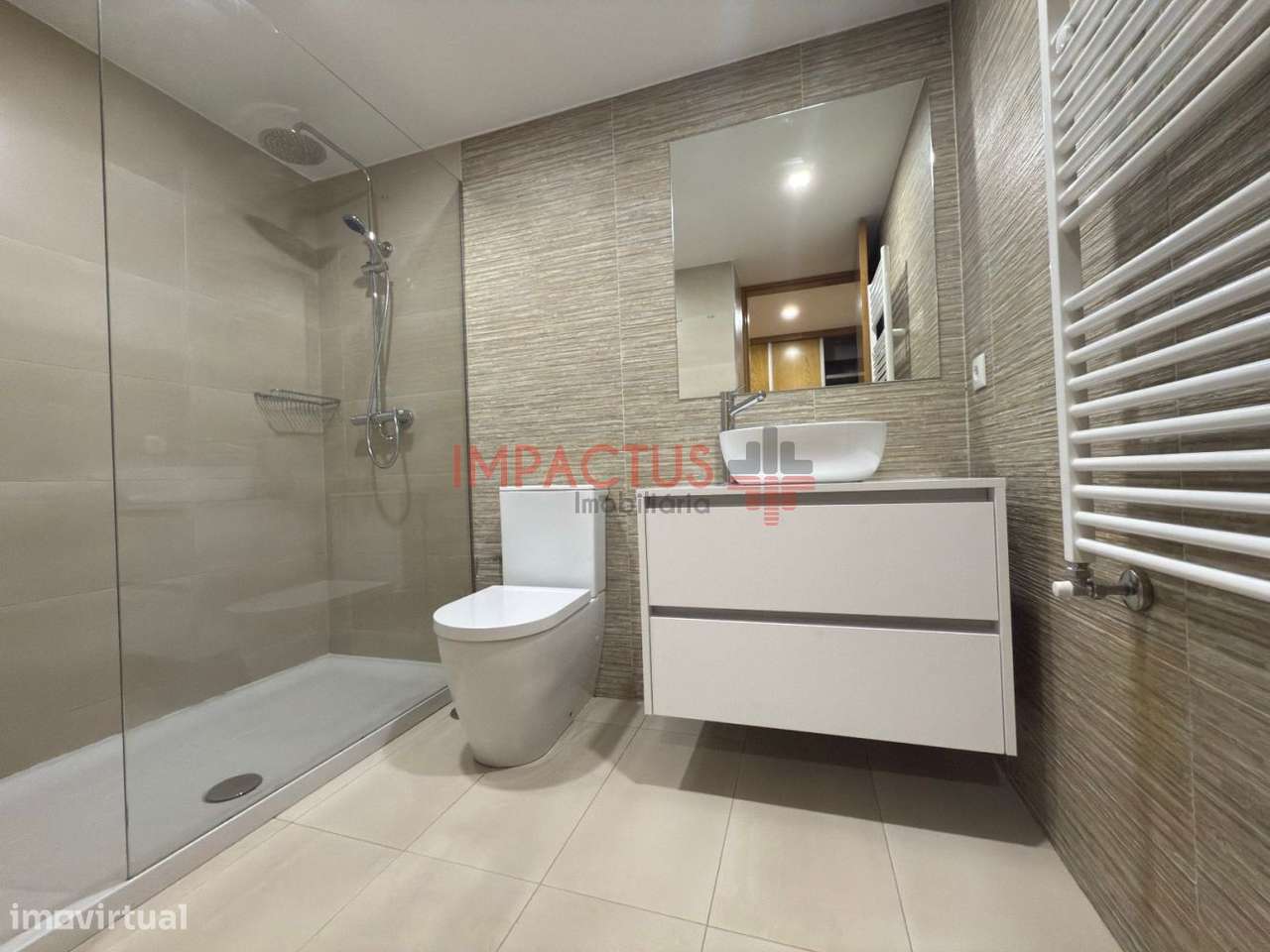 Imponente Moradia isolada com terreno de 1195m2-38