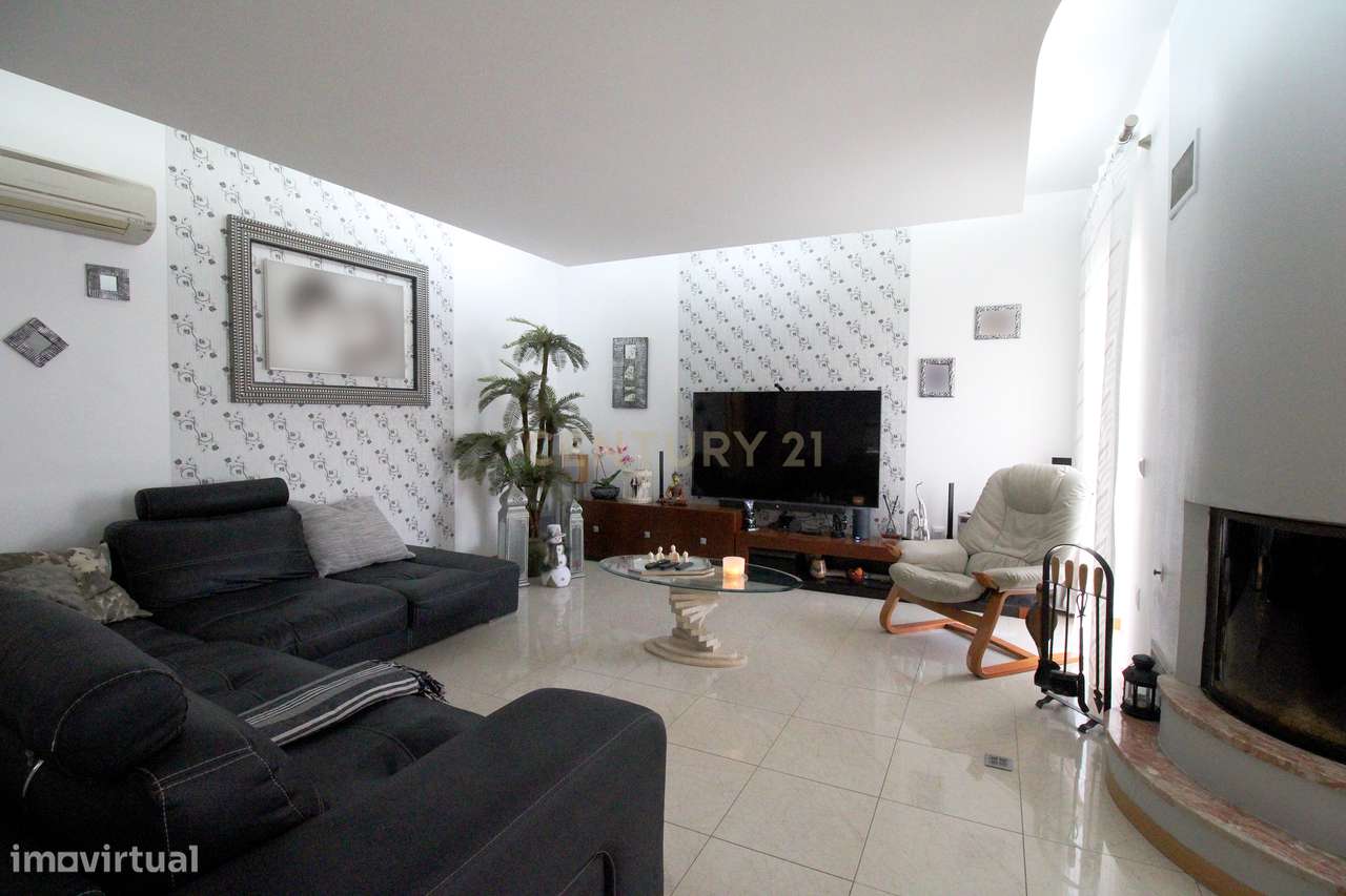 Moradia V3+2 de Luxo com Garagem, Sótão Aproveitado e Domótica Alexa n-13