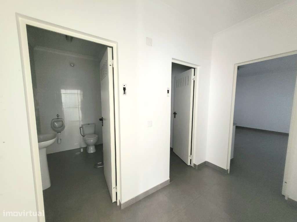 Armazém amplo junto ao metro do Senhor Roubado-23