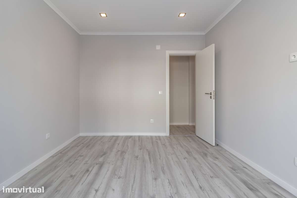 Arrendo Apartamento T2 remodelado- Casal do Marco, P Pires – 835 Eur - Grande imagem: 4/15