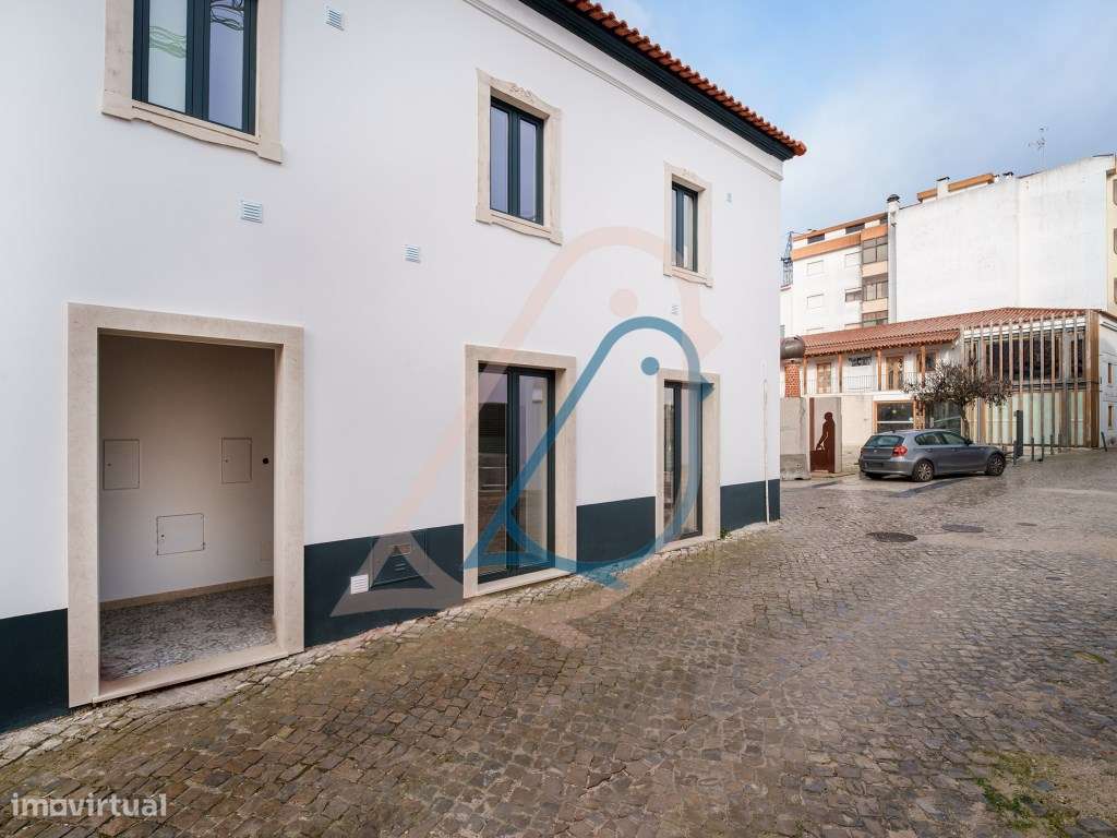 Moradia V2 Geminada no Centro da Cidade de Ourém - Grande imagem: 3/35