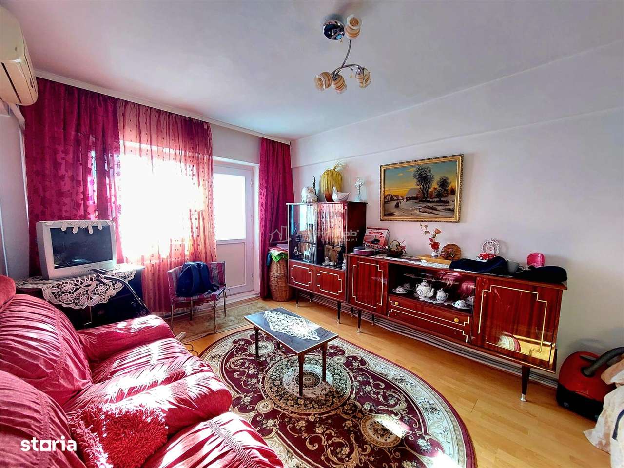 3 camere,decomandat, CENTRU - Str. Victoriei, etaj 3-0