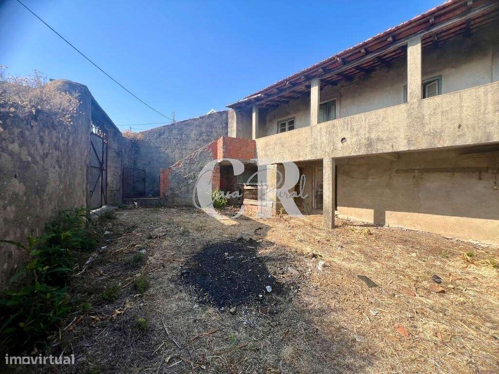 Moradia em pedra com terreno, repleta de potencial de transformação em - Grande imagem: 5/45