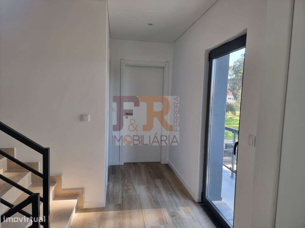 Moradia Geminada T3 com garagem e Terraço Quinta do Conde Sesimbra-32