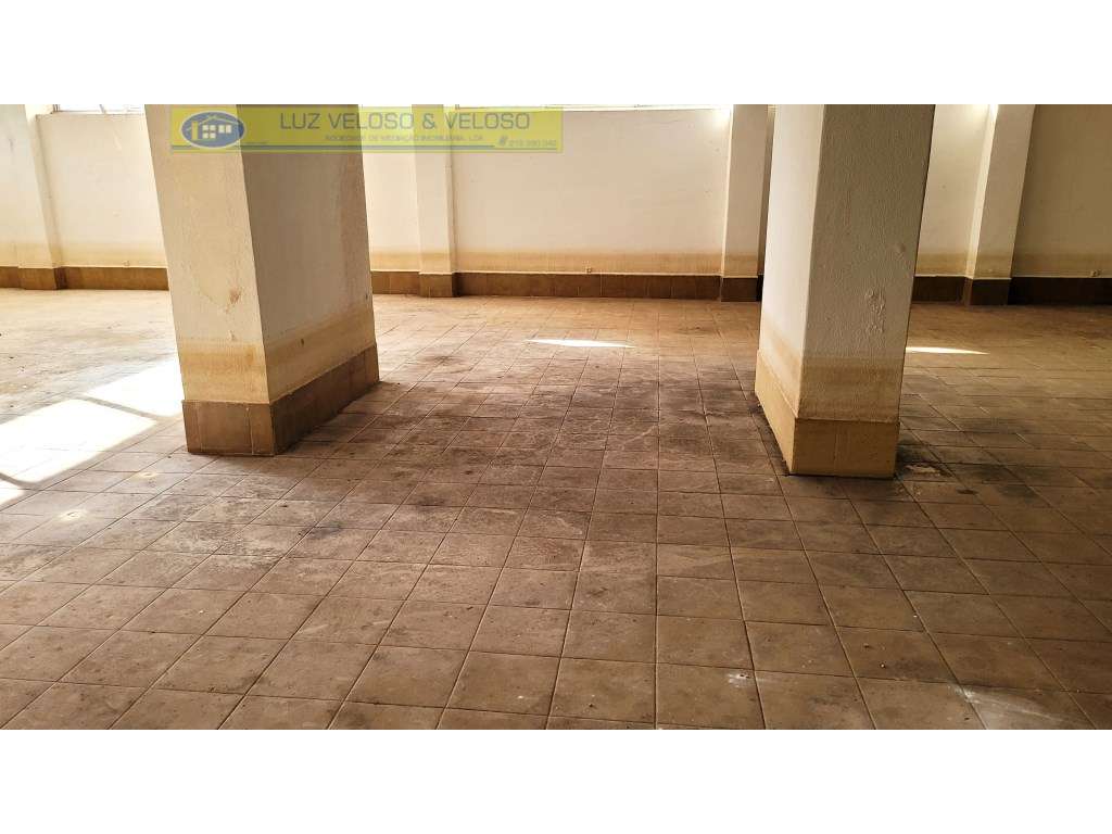 Loja de 38,27 m2 com cave de 300,00 m2. Alto do Seixalinho, Barreiro.-14