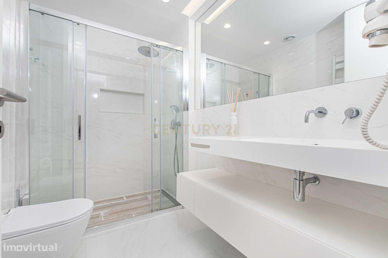 T4 Exclusivo com Terraço e Box para 2 Carros no Jardim da Amoreira-14