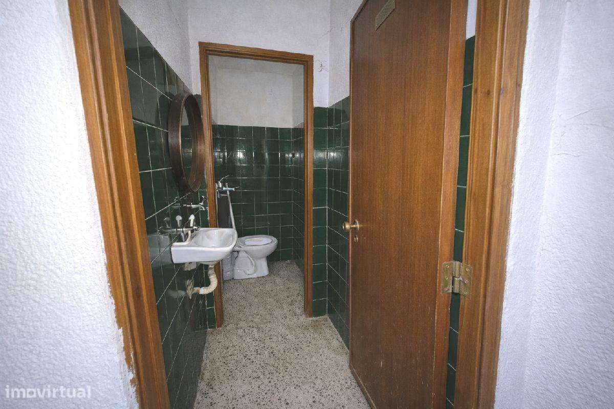 Versatilidade e Rentabilidade: 101 m2 para Negócio ou Serviços-16