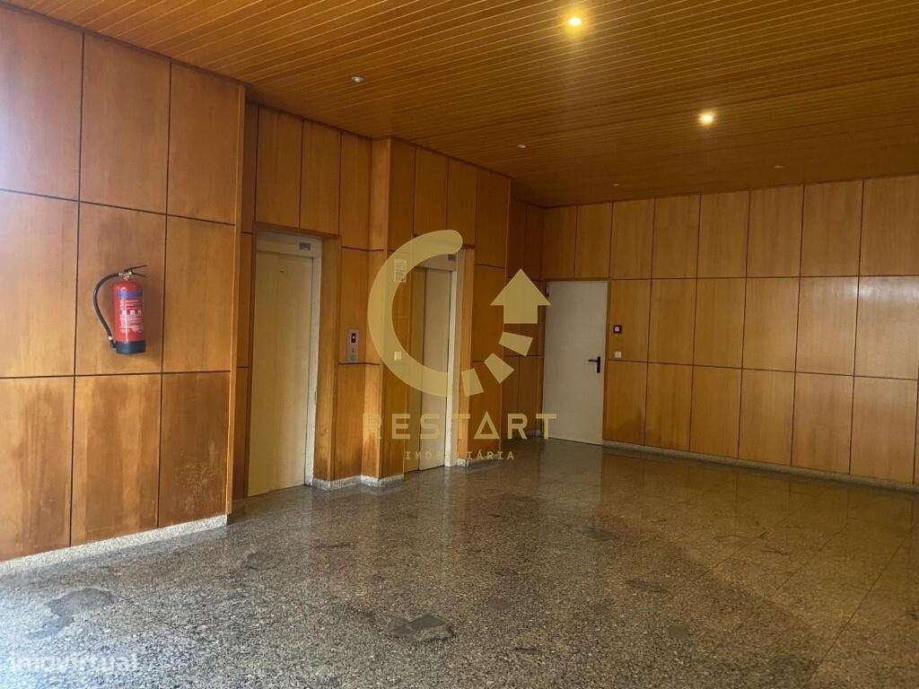 T3 com vistas desafogadas e excelente exposição solar — Ermesinde- - Grande imagem: 5/25