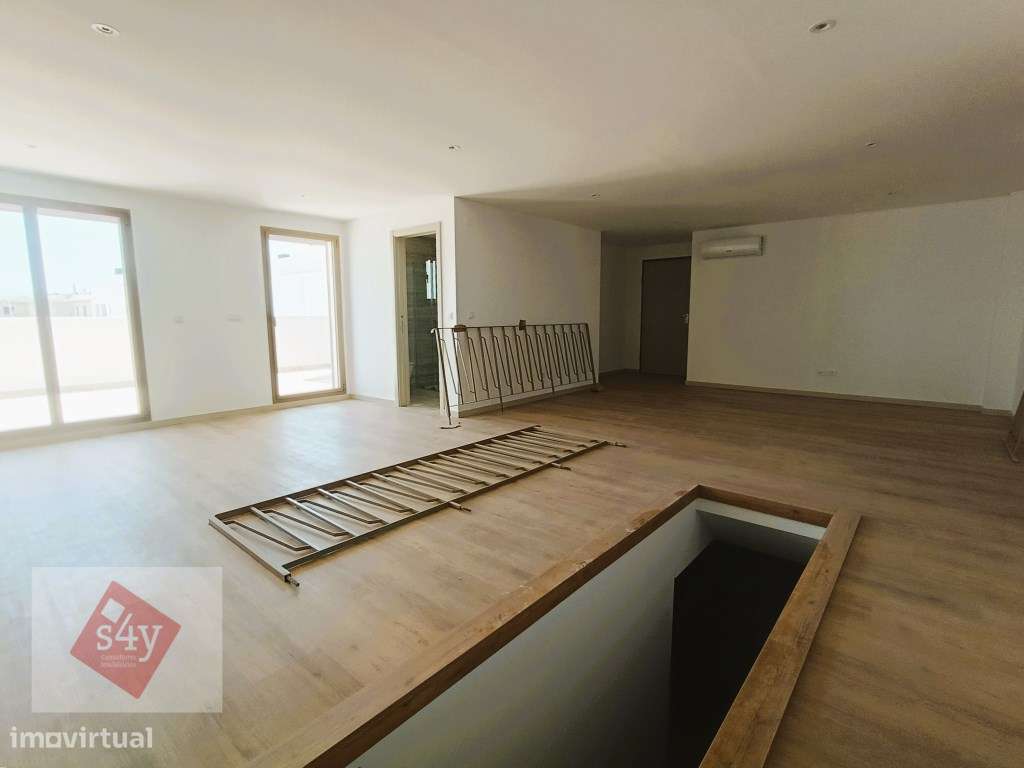 Dúplex com Terraço e Garagem Box!-5