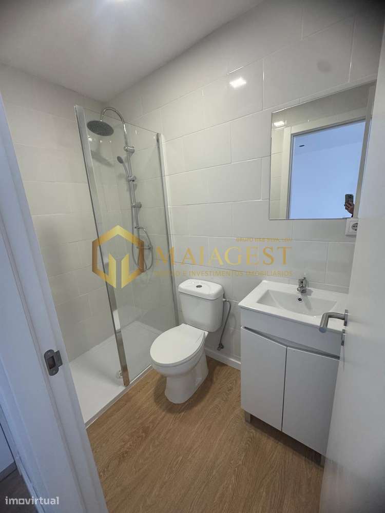 Moradia remodelada dividida em 3 habitações em Canelas-21