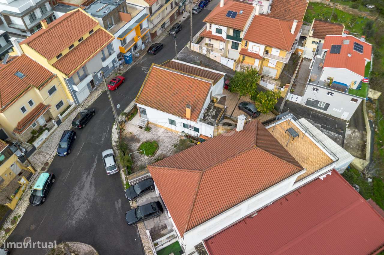 Moradia T4 c/ garagem e 435m2 de terreno - Famões-3