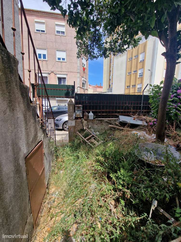 Moradia de dois pisos para remodelar - centro da Amadora-29