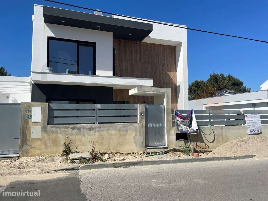 Moradia T3 com jardim e piscina em zona residencial tranquila-48