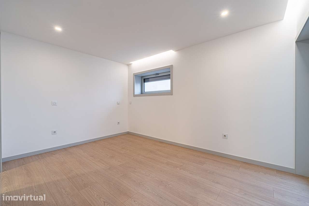 T4 amplo, 4 suites e estacionamento 4 carros – Marquês, Porto-16