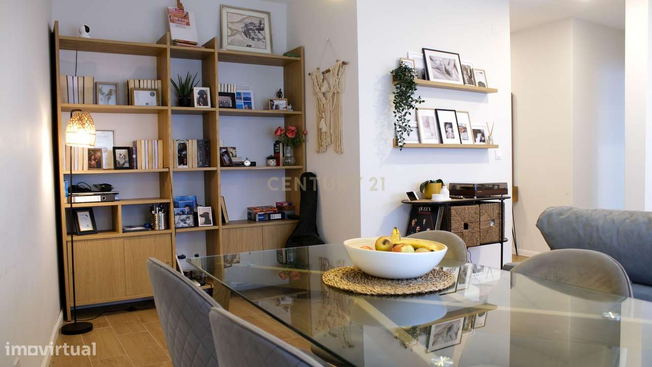 Apartamento T2 Renovado com Logradouro de 80m² no Centro de Almada-4