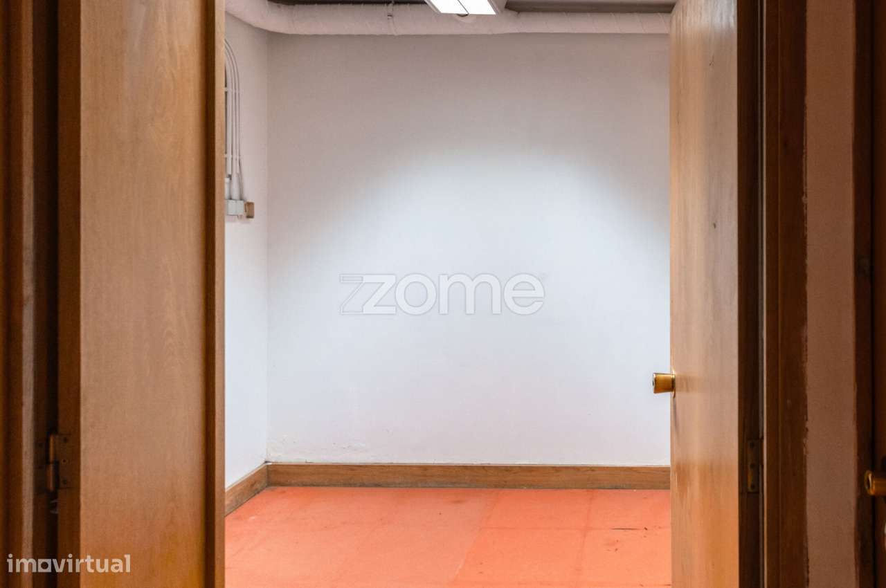 Loja com montra de 175m2 em Odivelas-22