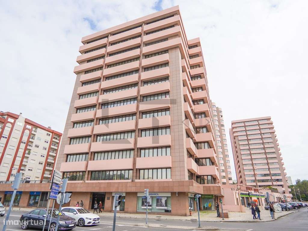 Escritório com Garagem para Arrendamento nas Laranjeiras, Lisboa - Grande imagem: 1/26