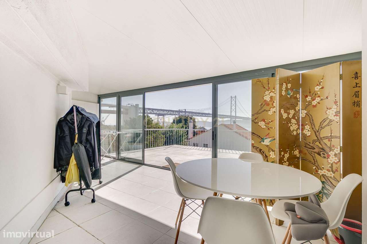 Terreno de 956m2 com duas moradias em Alcântara, Lisboa, uma T4 e T3-33