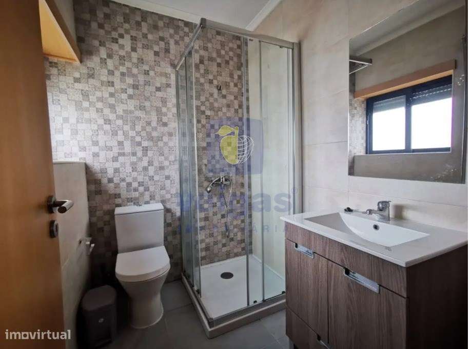 Imóvel para investimento! Prédio com 2 Apartamentos e Espaço Exterior - Grande imagem: 4/19