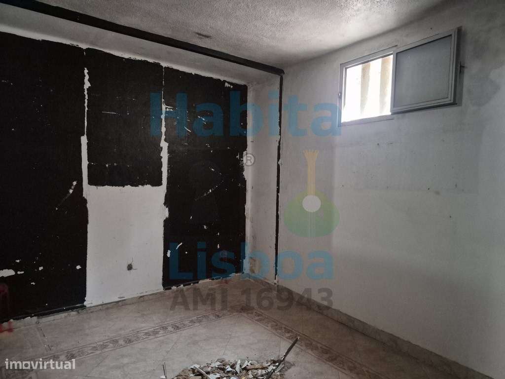 Moradia V2 para Venda em Vialonga - A Necessitar de Obras-6
