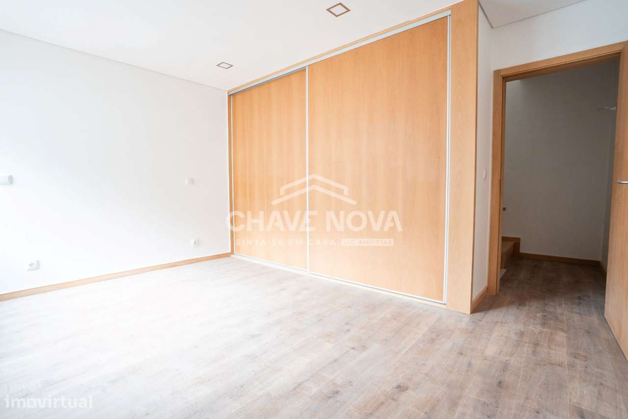 Moradia T3+1 situada em Laborim junto a A1 e Avenida da República - Grande imagem: 3/23