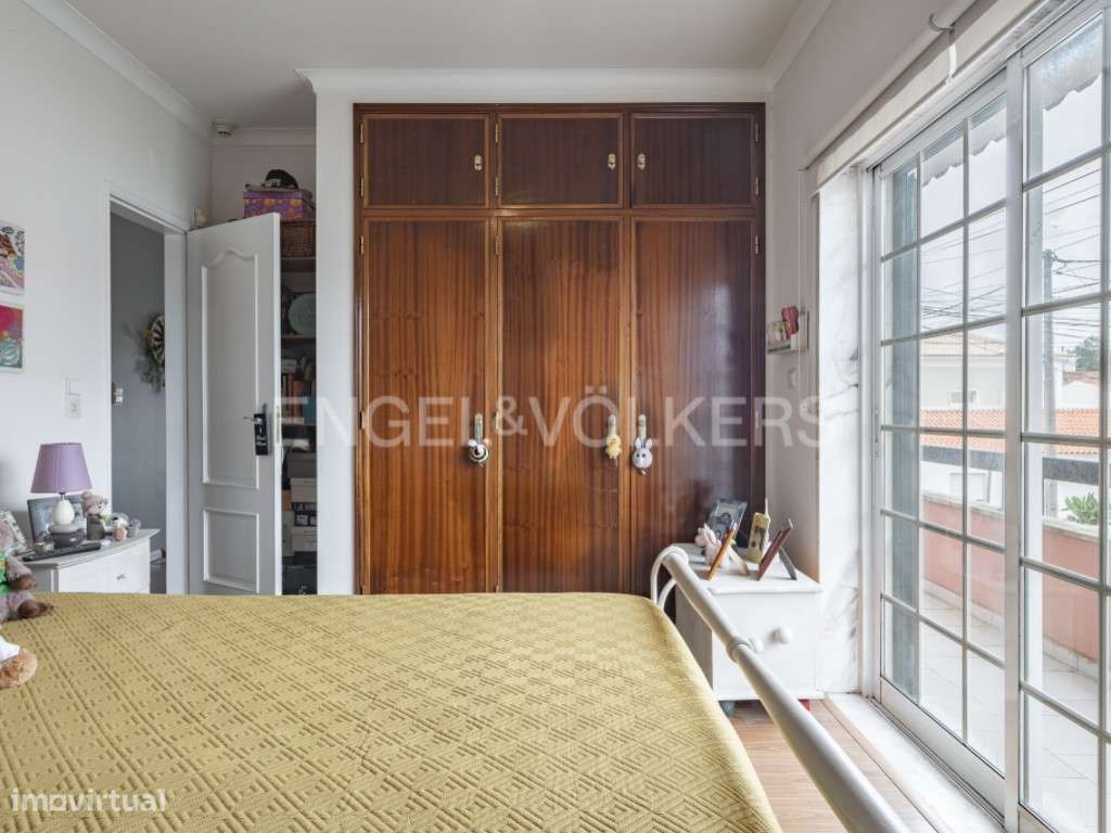 Moradia T5 com piscina em Sobreda de Caparica-18