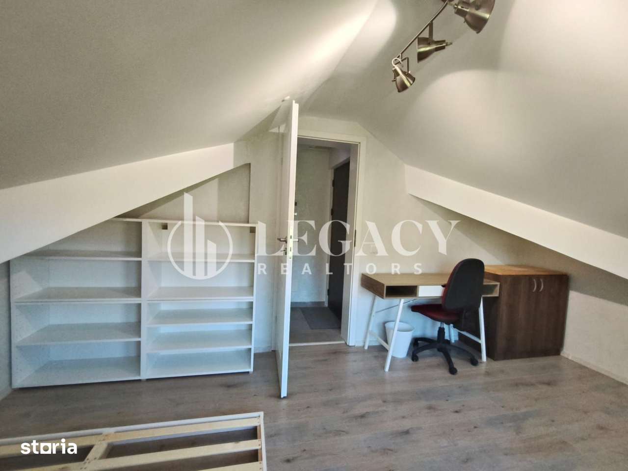 Locuință cochetă la mansardă, cu balcon și boxă de depozitare-6