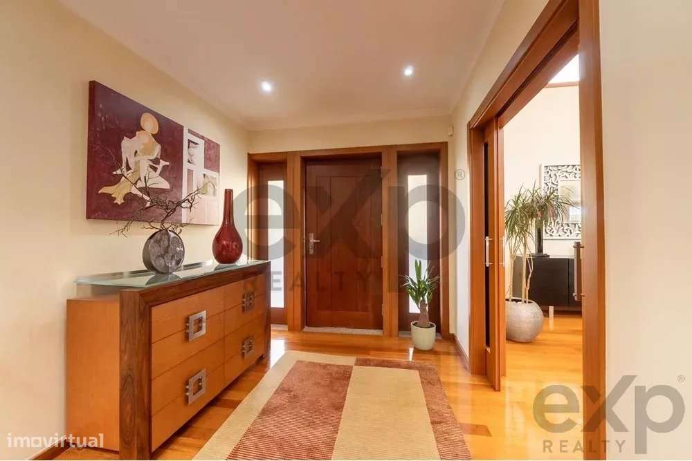Ampla Moradia Familiar em Valongo com Piscina e Sala com Mezzanine - Grande imagem: 3/47