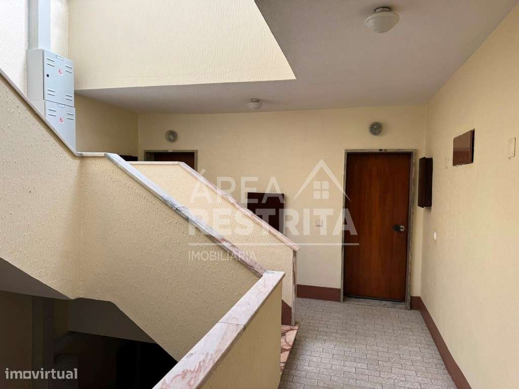 Apartamento T2 no Estádio da Medideira, Amora-16