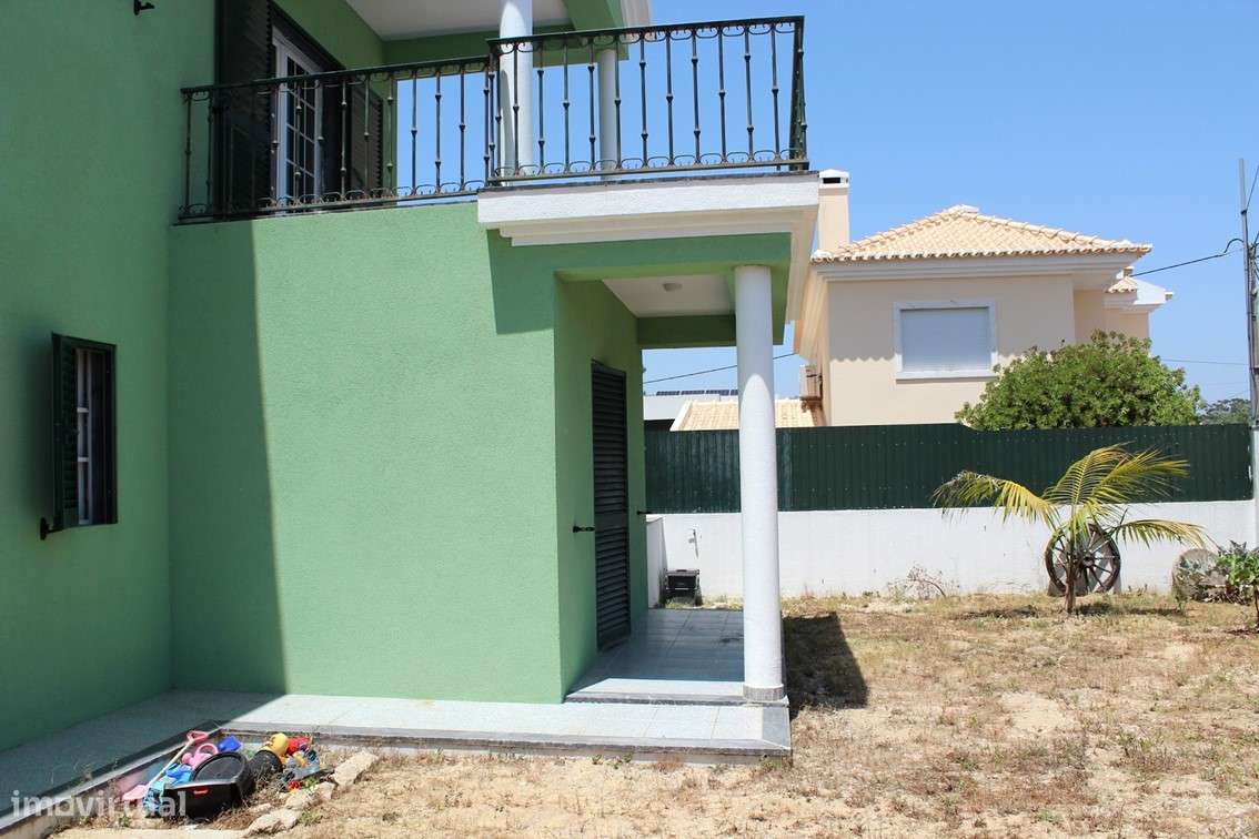 Moradia de Gaveto / 5 Assoalhadas / Charneca da Caparica-7