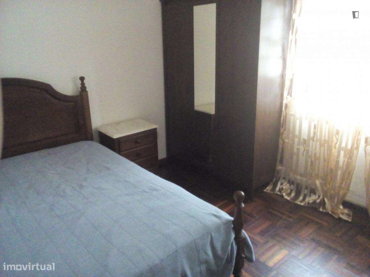 Quarto - localizado em Lordelo do Ouro Porto - Grande imagem: 2/10