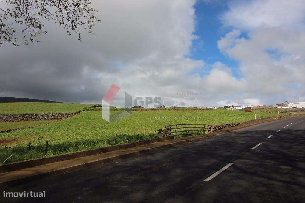 Terreno de 7.929 m2 no coração da Praia da Vitória - Grande imagem: 2/16
