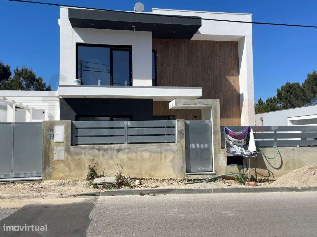 Moradia T3 com jardim e piscina em zona residencial tranquila-49