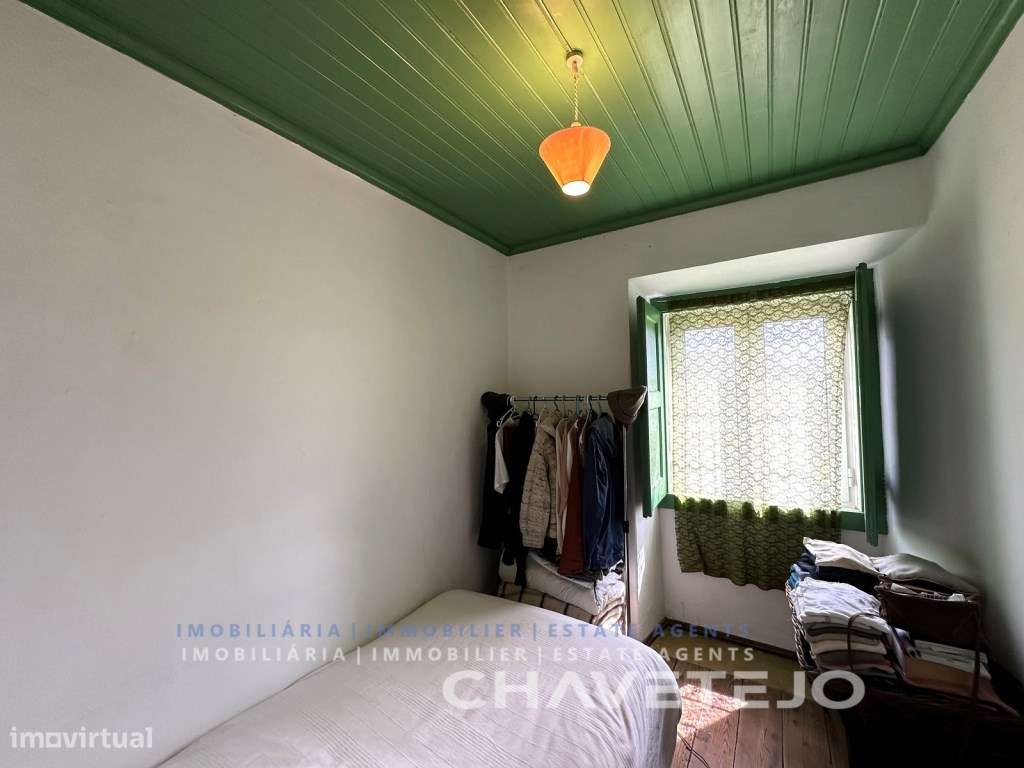 Quintinha com duas casas de campo e uma arrecadação a cerca de 4 km...-23