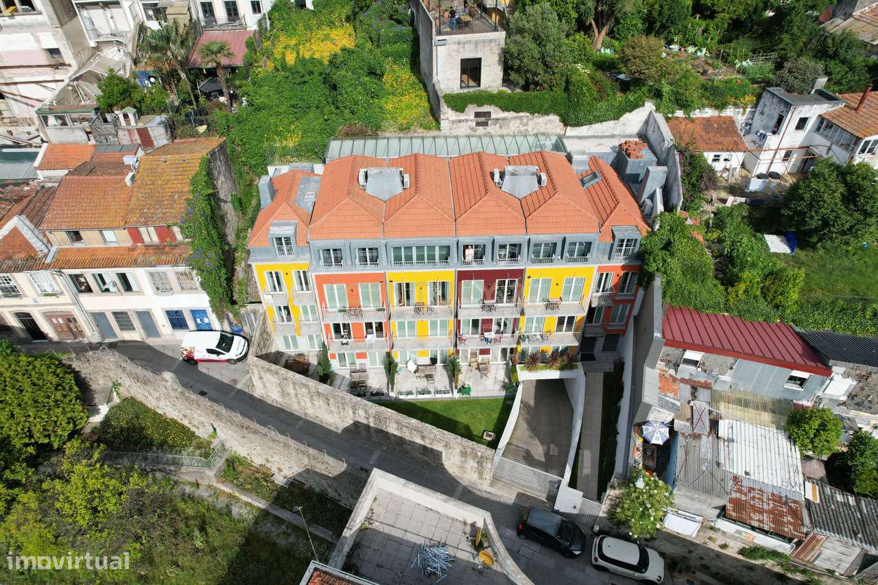 EXCLUSIVO T2 DUPLEX COM GARAGEM E VARANDA NO CORAÇÃO DA BAIXA DO PORTO-0