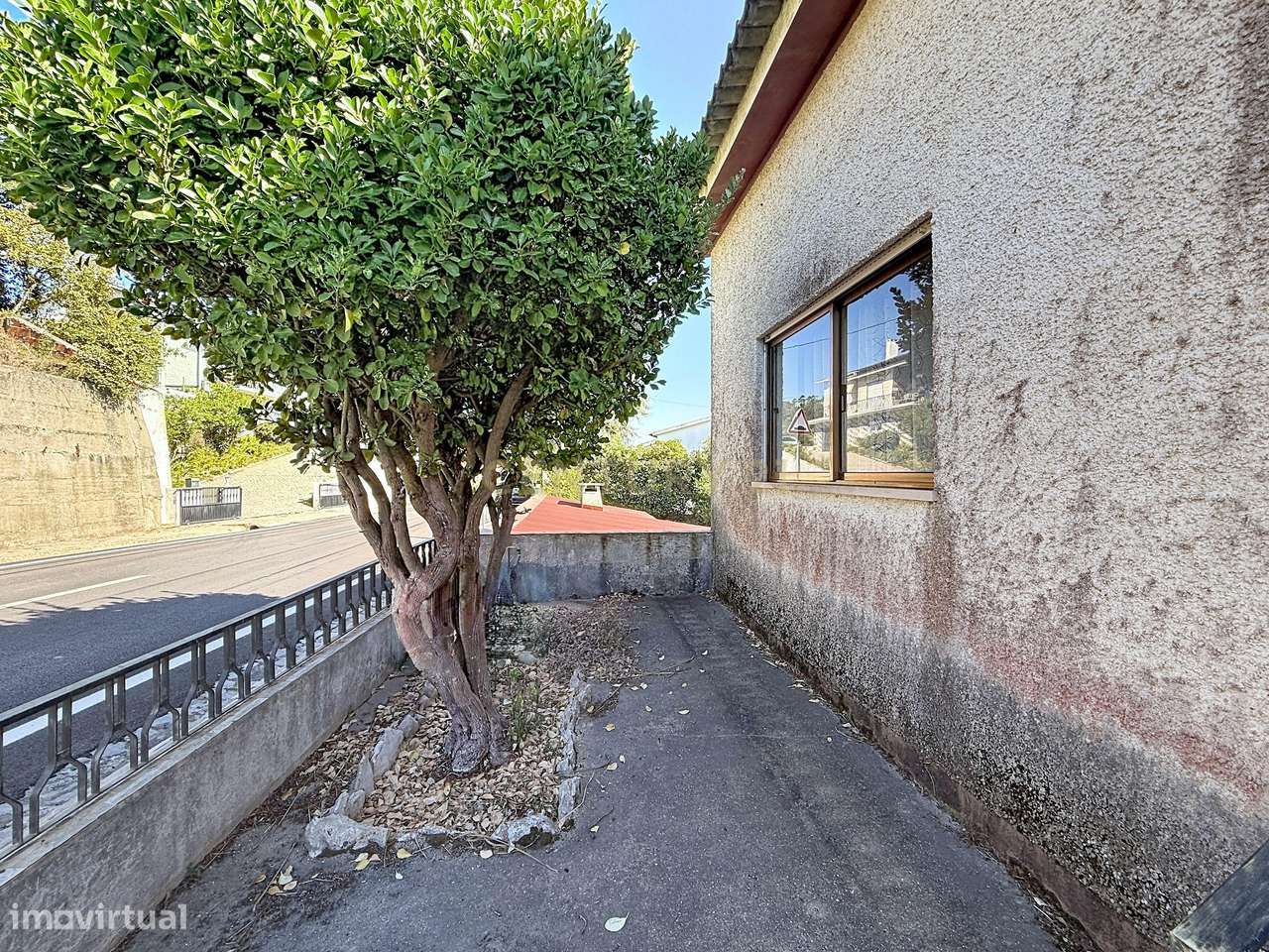 Moradia Espaçosa com 5 Quartos, Garagem Dupla e Vistas Deslumbrantes s-59