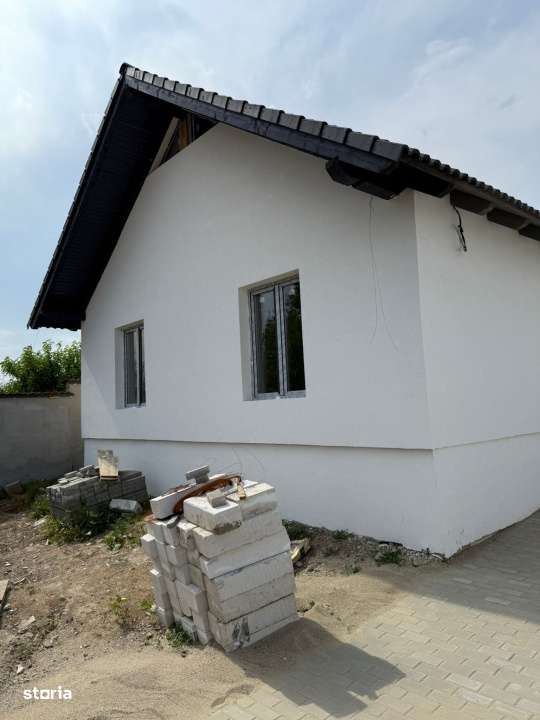 Casa individuala cu 4 camere 2 bai si terasa in Sura Mica-14