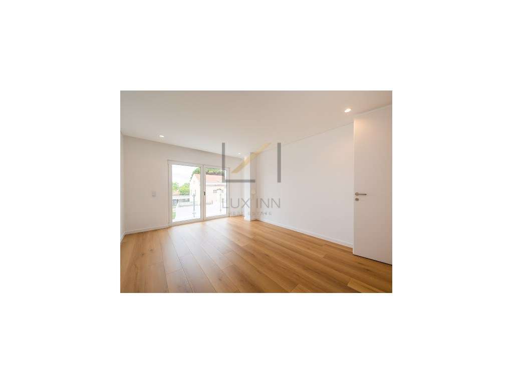 Moradia de Luxo T4 , São Pedro Do Estoril, com Piscina e Garagem-45