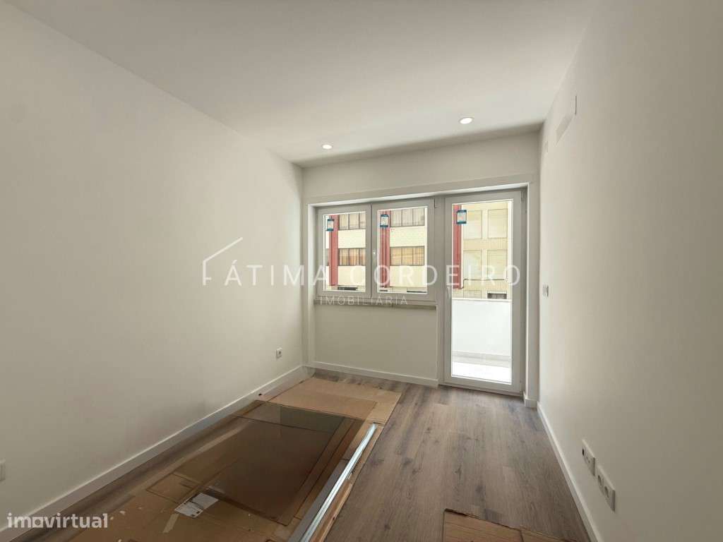Fantástico T2 com 95m2 Remodelado com arrecadação no centro da Cost...-15