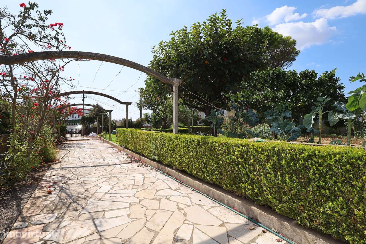 Moradia com duas fracções – Rentabilidade Imediata – Porto Salvo – Oei-48