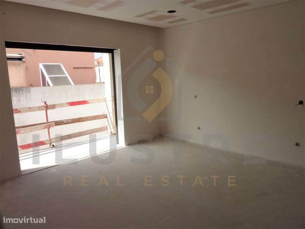 Moradia isolada com áreas generosas e piscina nos Foros da Amora-17