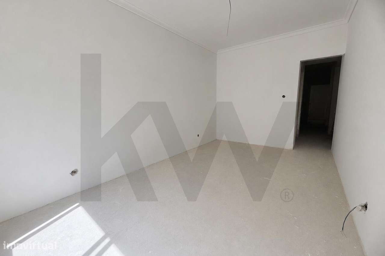 Apartamento T2 Totalmente Remodelado no centro de Monte Abraão – Confo-3