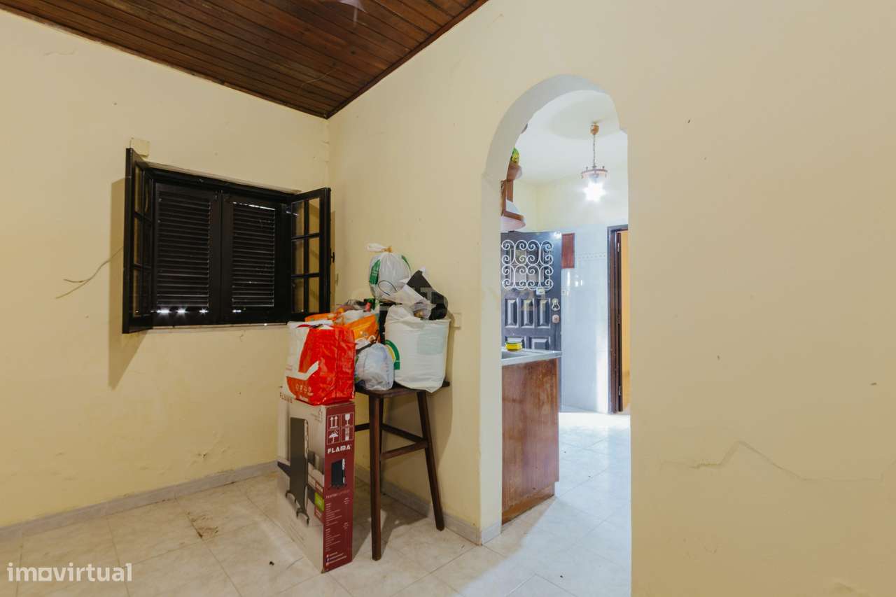 2 moradias para recuperar, com terreno, em Alverca.-15