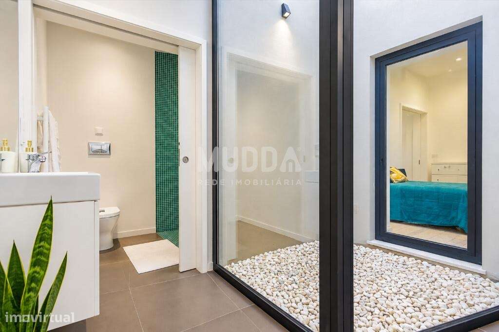 Moradia totalmente remodelada em 2025 — charme, modernidade e um jardi-17