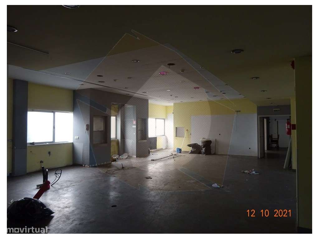 Restauração / Comércio -Parque Comercial Chiolo Maia-10