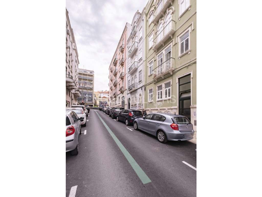 T4 remodelado com terraço e jardim Anjos / Arroios-27