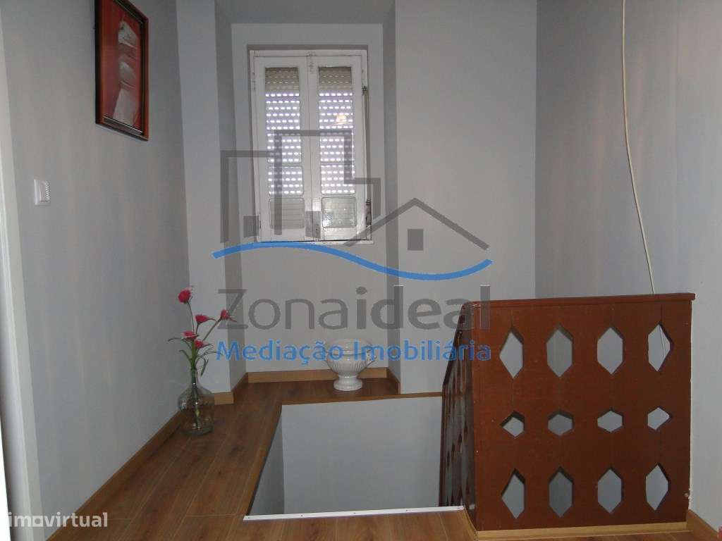 Moradia com dois pisos, nove divisões, anexos, garagem e logradouro...-13