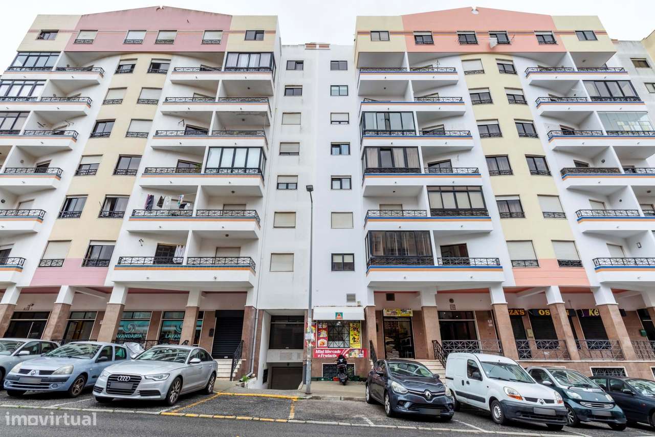 Apartamento T2 Remodelado c/ Lugar de Estacionamento em Mem Martins, S-37