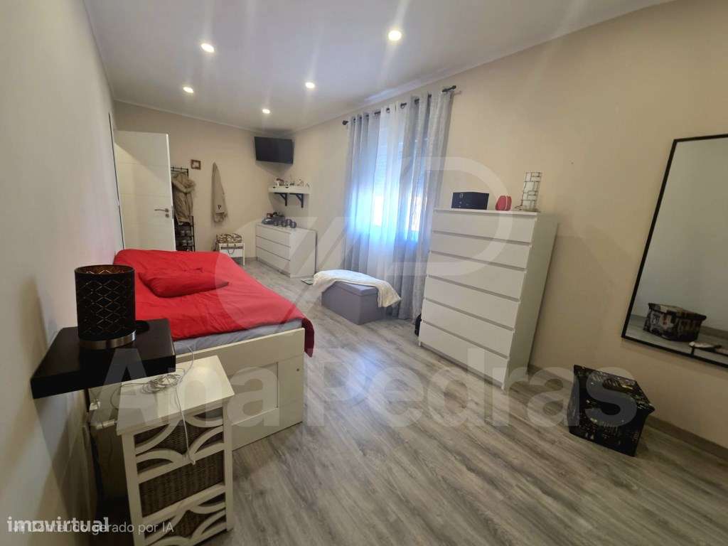 Moradia Bi-Familiar Totalmente Remodelada com Logradouro e Elevado ...-24