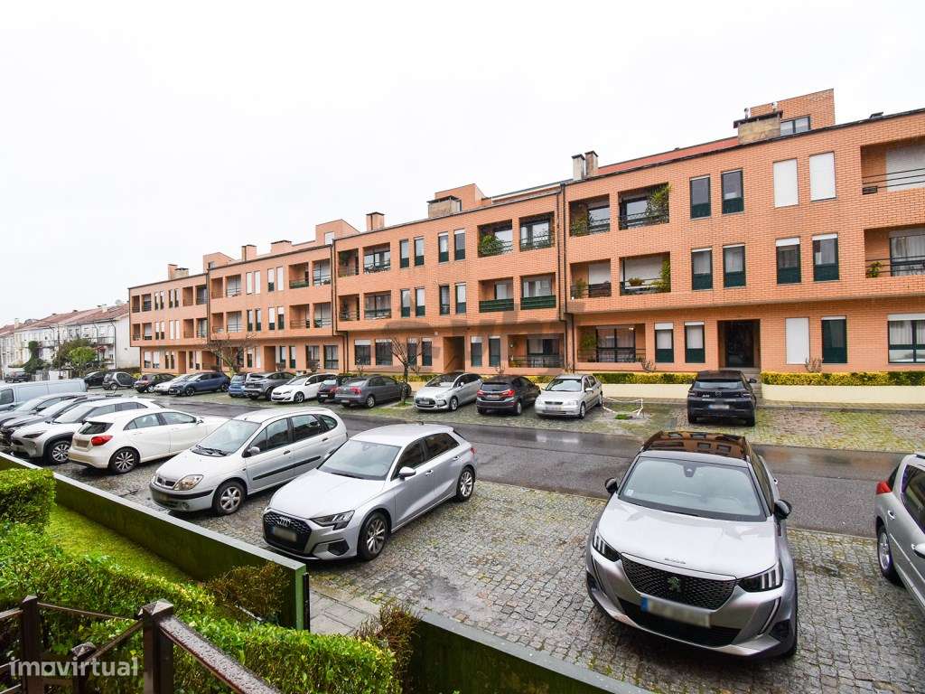 T2 espaçoso com varanda, garagem e excelente exposição solar-26